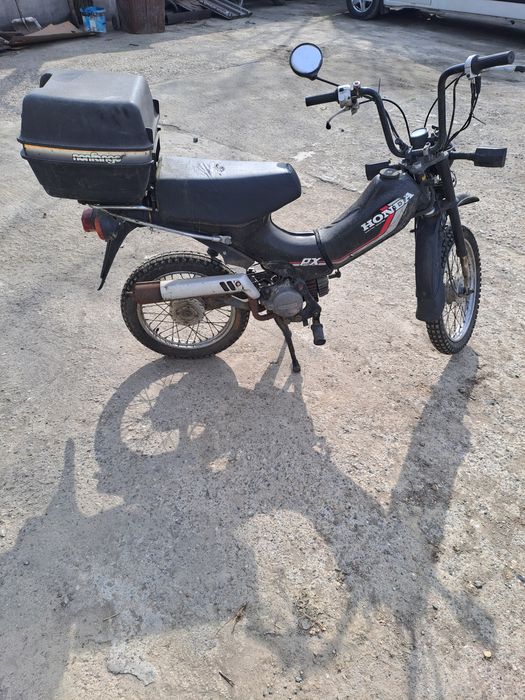 Vand 3 scutere 600 euro negociabil.