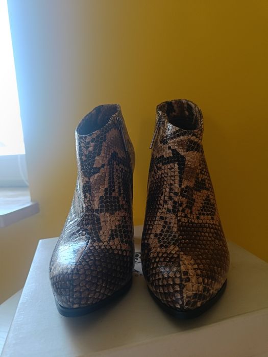 Botine din piele animal print, toc 5 cm, mărimea 37 , folositi