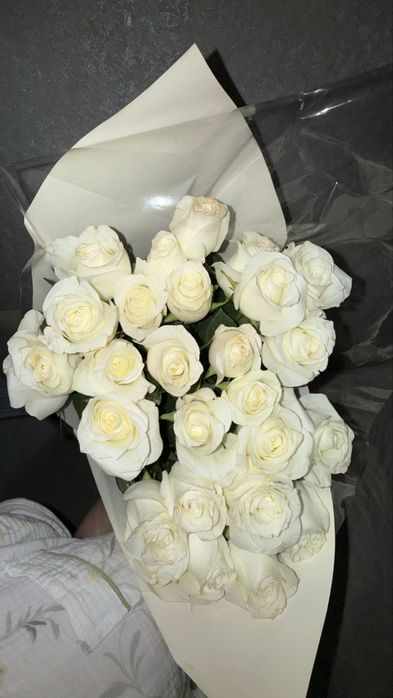цветы 25 роз белые