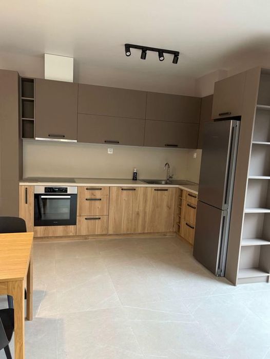 Дава се под наем Тристаен апартамент в София, Хладилника - 100 кв.м за 1395.36 € - Снимка #2