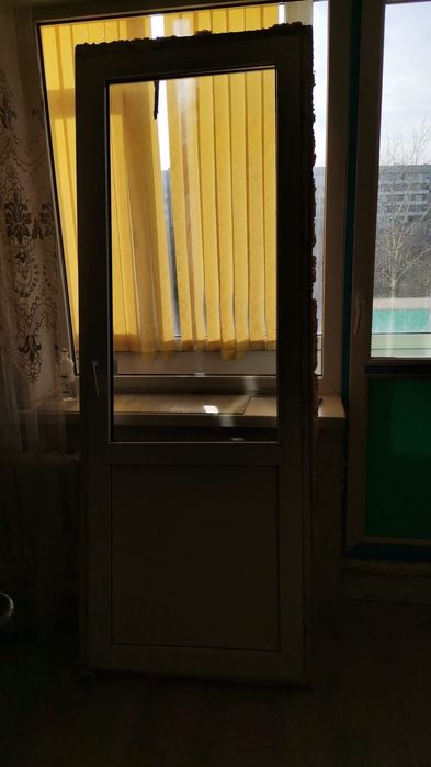 Пластиковая дверь