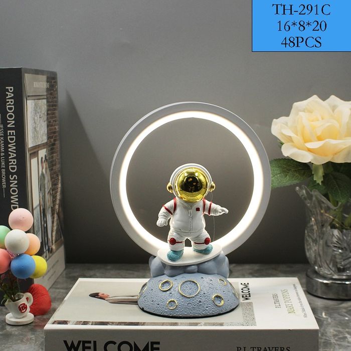 Настольная лампа "Астронавт" золотистого цвета