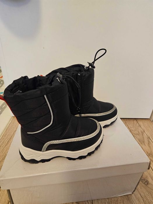 Se doneaza cizme copii marimea 25