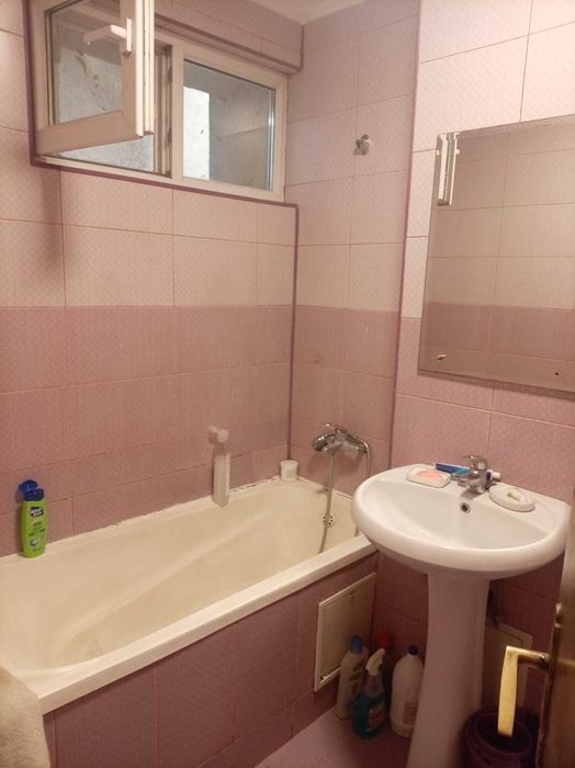 O cameră este disponibilă pentru închiriere