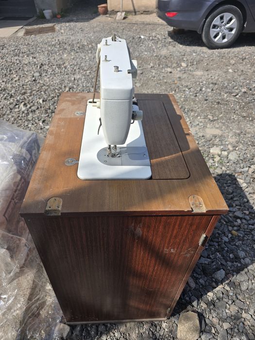 Аяқпен жұмыс істейтін тігін машинасы