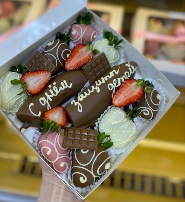 клубника и банан в шоколаде