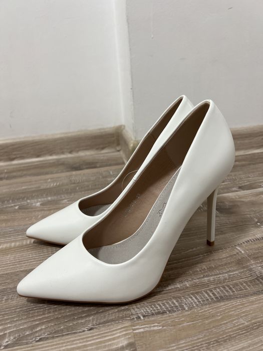 Официални бели обувки 39 номер