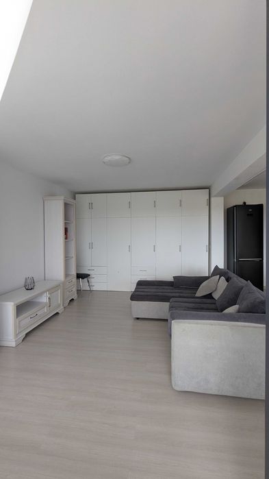 Spre închiriere apartament cu 2 camere, bloc nou,  parcare în curte, AC.