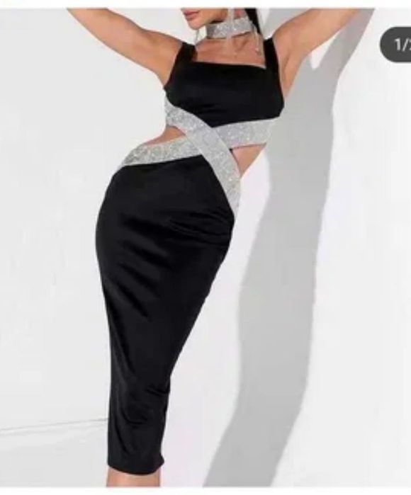 Платье с разрезами на талии по бокам