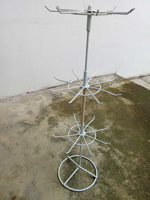 Стелаж за мартеници