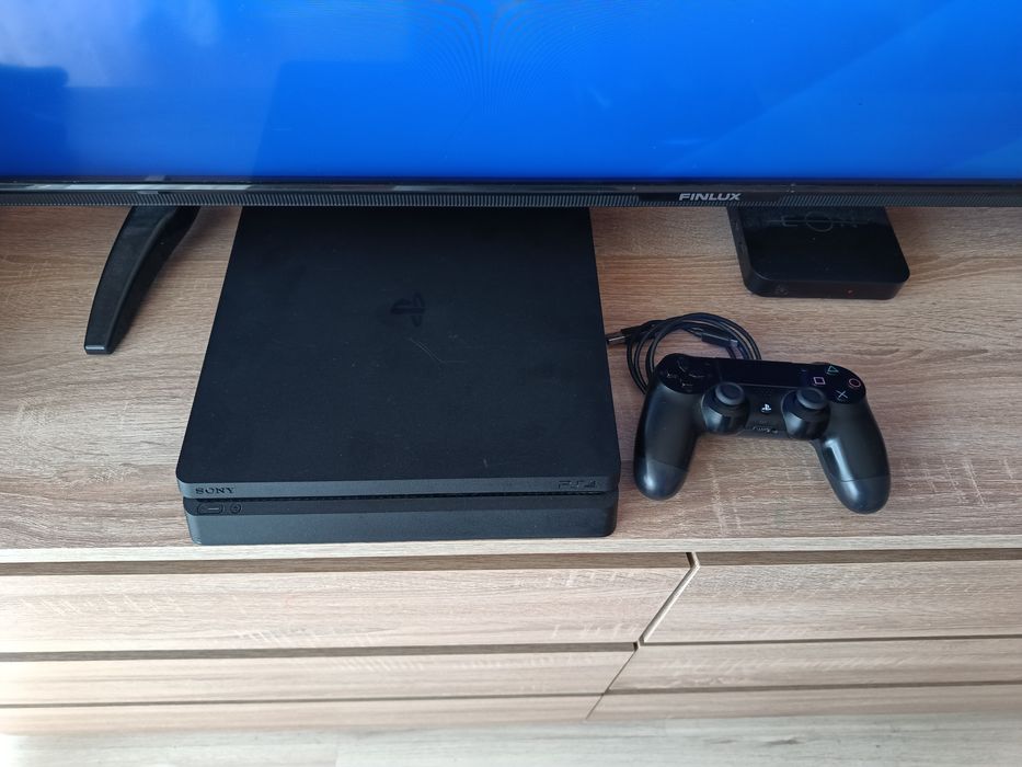 Playstation 4 (ps4) Slim 500GB - 9.00 с 1 джойстик и 12 игри
