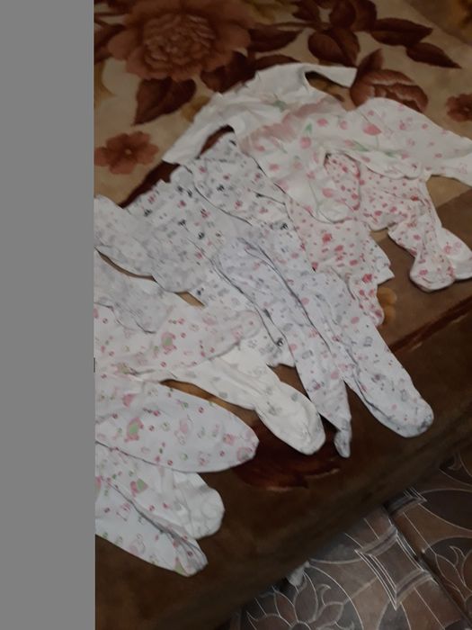 Продаю обувь и одежку для новорожденных