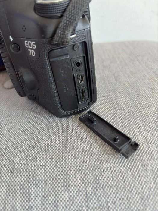 Canon 7D + obiectiv Canon 18-55mm