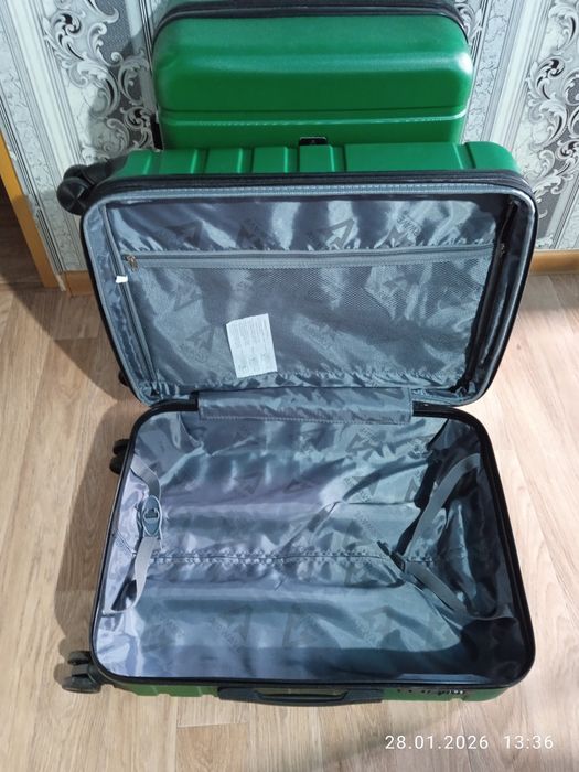 Чемодан туристический