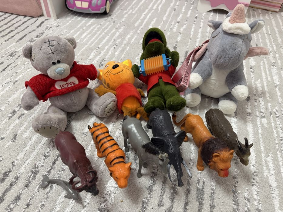 Продам игрушки на фото
