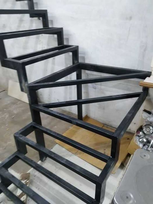 Scari pe structura metalica  placate cu lemn