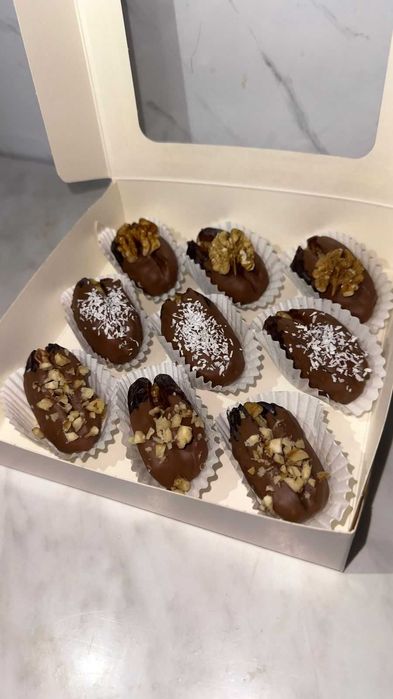 Клубника финики в шоколаде