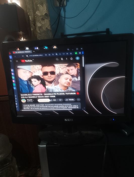 Un monitor și un TV