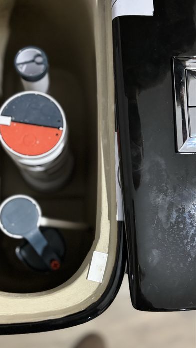 Vând vas WC negru cu model auriu – design premium