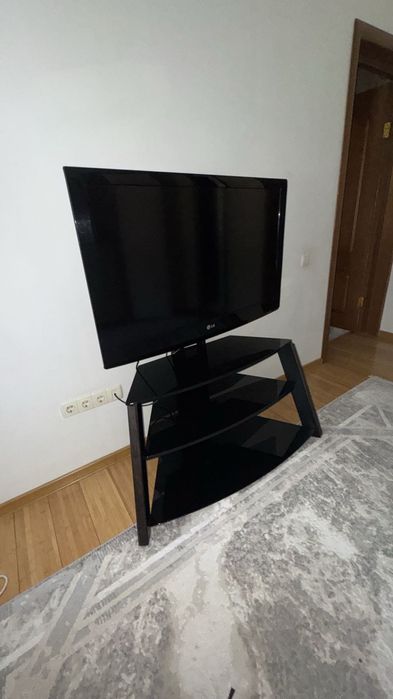 Телевизор LG с подставкой