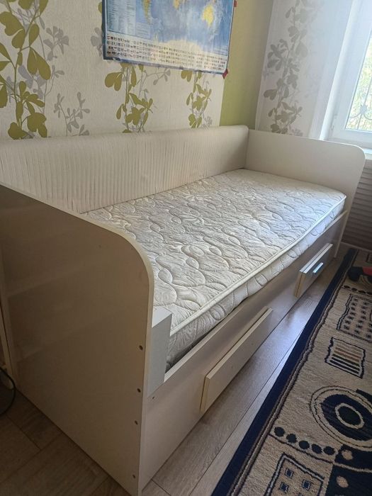 Односпальная кровать.