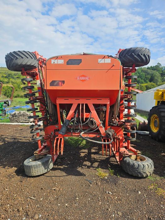 vand/ schimb semanatoare de paioase Kuhn Megant 500