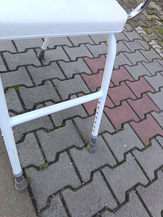 Scaun cu înălțime reglabilă