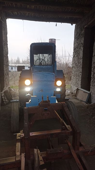 T 28 traktor sotiladi