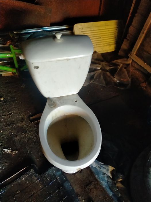 Унитаз с бачком.