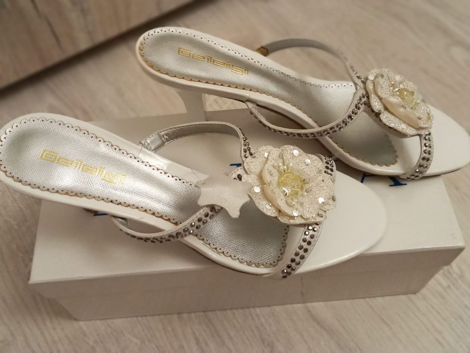 Босоножки-шлепки