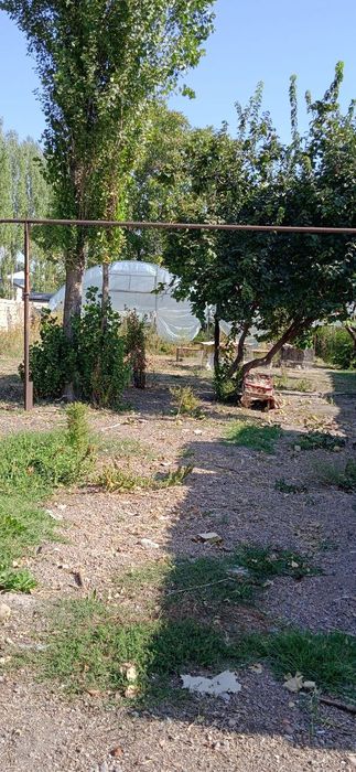 Yer sotiladi maxalla ichida uylar bor yon atrofda