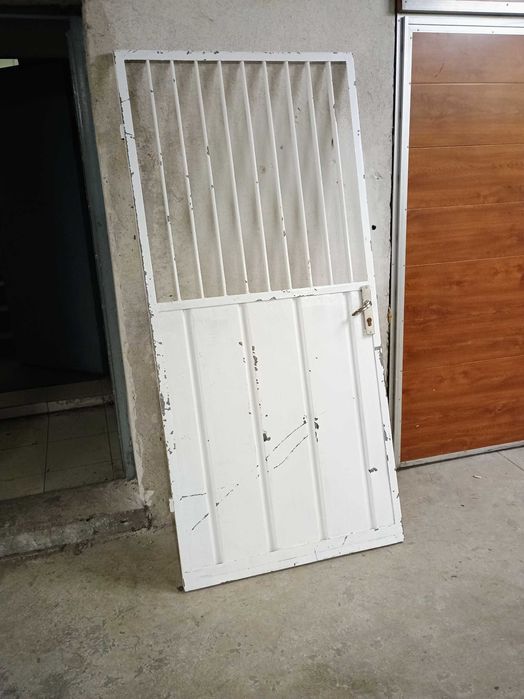 1. Метална Врата 2.Дървена Интериорна и 3. Решетка за Прозорец