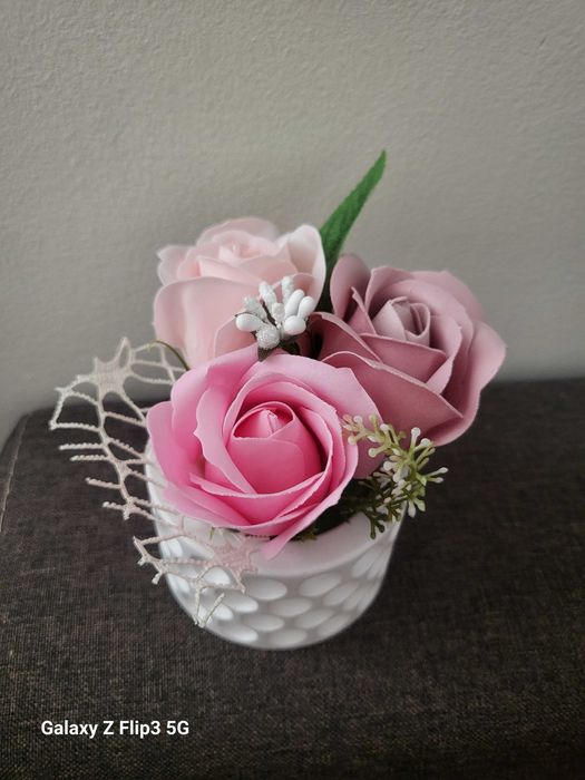 Кашпи с рози от пластичен сапун