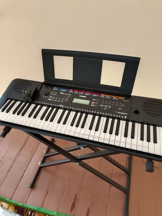 Продам синтезатор с футляром и подставкой