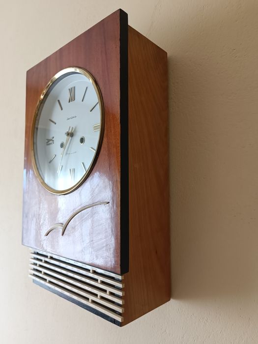 Стенен часовник Янтар