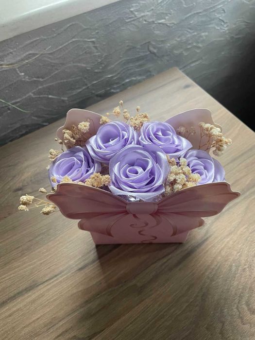 Ръчно изработени букети от сатенени панделки и восък.