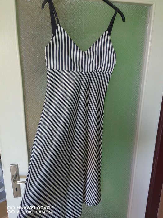 Елегантна дамска рокля над коляното