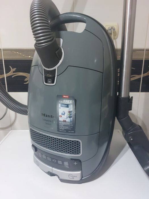 Прахосмукачка Miele Complete C3 select Powerline 
Супер запазено състояние, като ново.Подробни данни има на една от снимките. 
Работи перфектно, супер