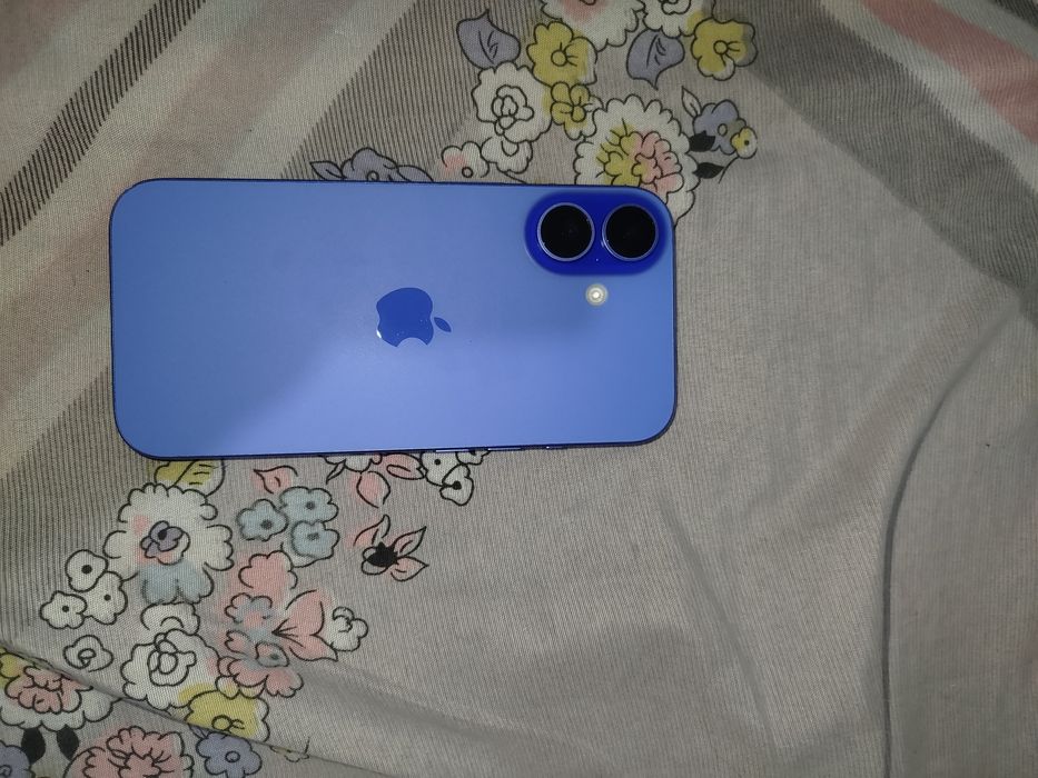 iPhone 16 почти новый, срочно