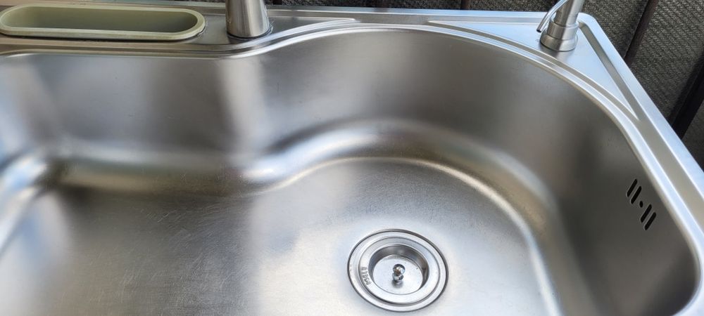 Мойка со смисителем и дозатором.