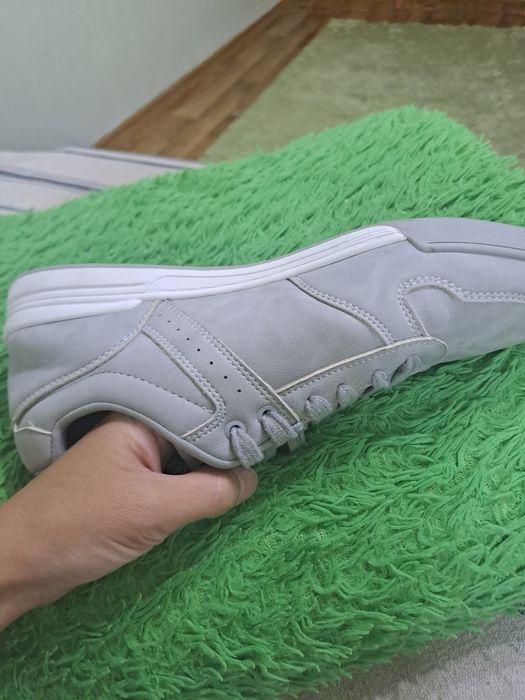 Продам кроссовки мужские 40 р