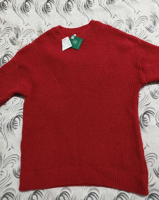 Новый свитер, качественный. красный