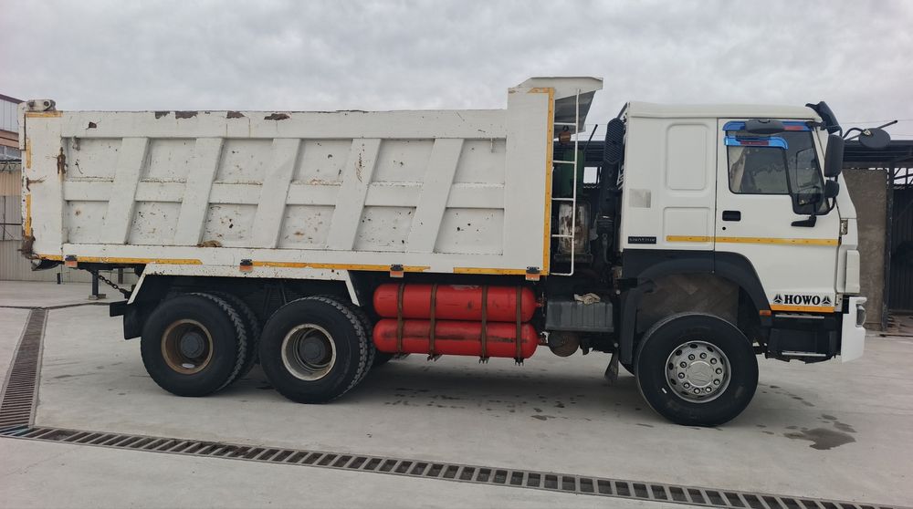 Самосвал HOWO Sinotruk срочно сотилади