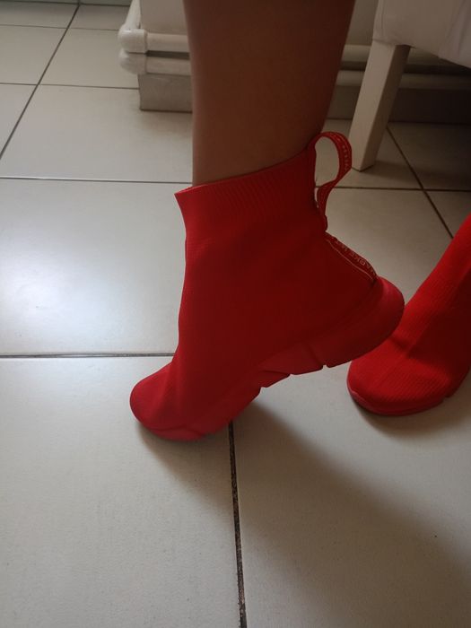 Vând ghete sport marca sport cu 3 dungi,că și traducere, produs de cal