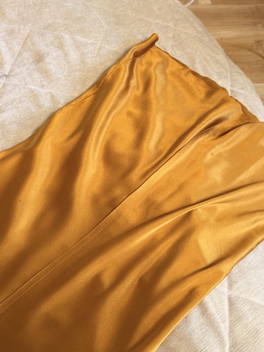 Платье в золотом оттенке