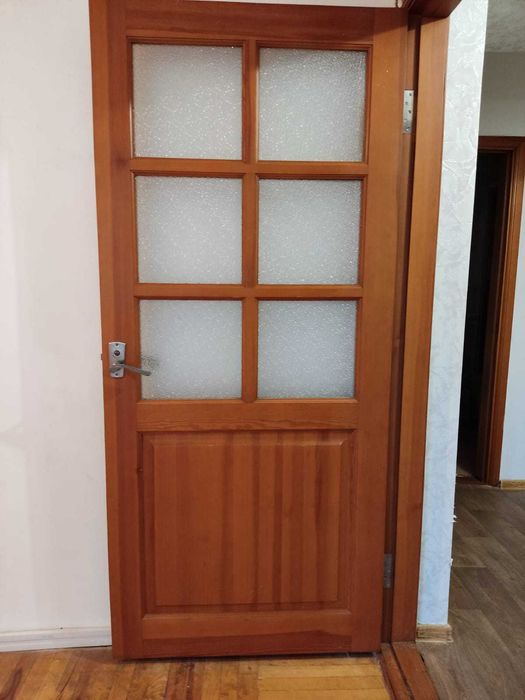Продажа деревяных дверей б/у