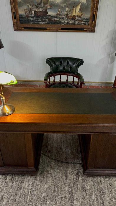 Класическо английско масивно бюро