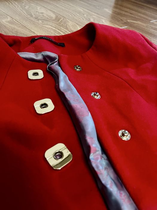 Красное весенее пальто