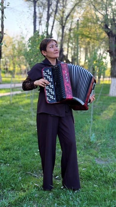 Баян, домбырамен әншілер
