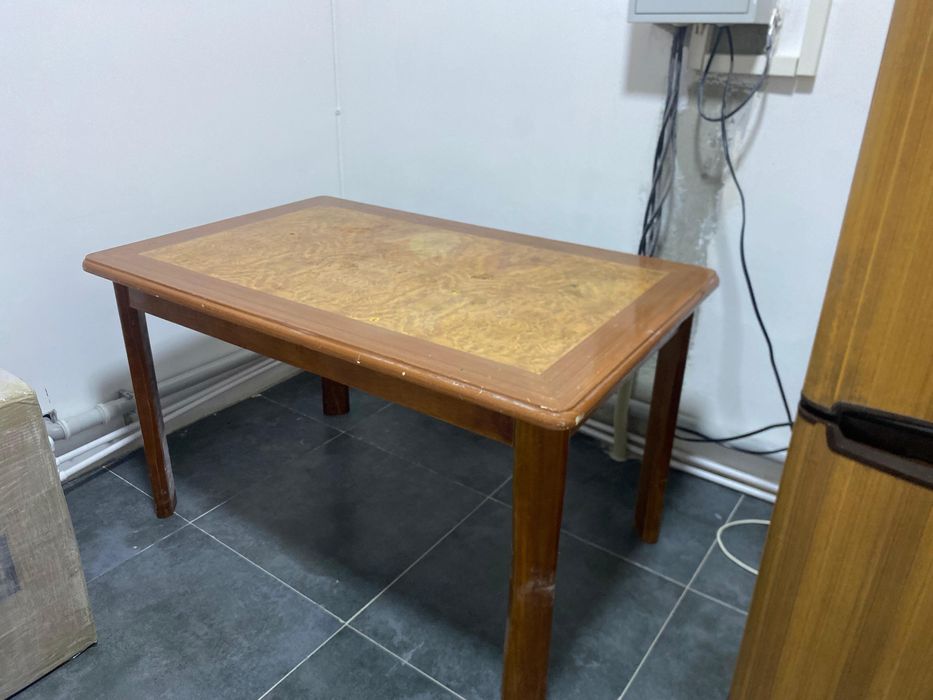 Кухонный шкаф и стол